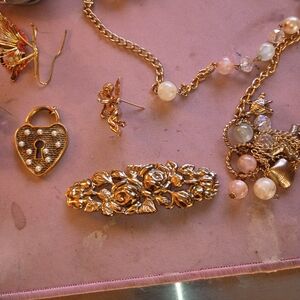 Unlisted Gold Floral Earrings